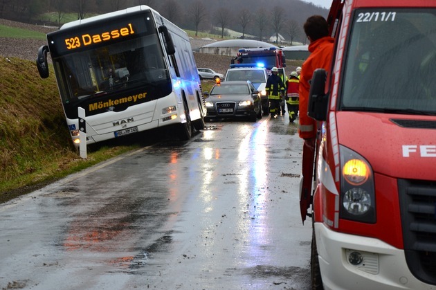 POL-HM: Schulbus rutscht in Straßengraben -  Schüler retten sich über ein Fenster