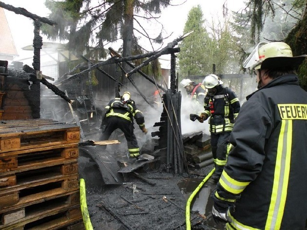 POL-NI: Gartenhütte brennt vollständig nieder