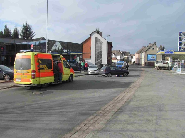 POL-HOL: Stadtoldendorf - Neue Straße: Drei PKW nach Verkehrsunfall beschädigt - Zwei Personen leicht verletzt   -