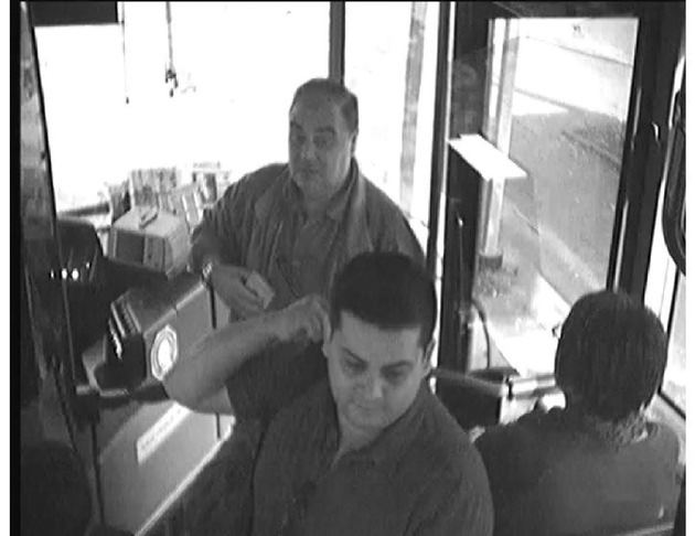 POL-SE: Schenefeld/Hamburg: Geldbörsendiebstahl im Linienbus - Polizei veröffentlicht Foto der Diebe - Wer kennt die Männer?