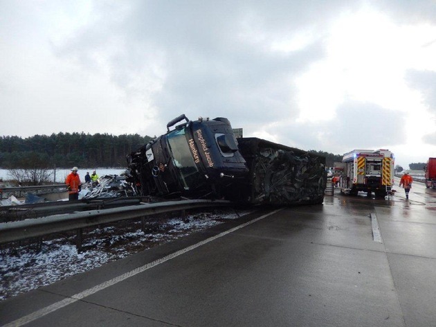 POL-WL: A7: Verkehrsunfall mit zwei Verletzten und erheblichen Sachschaden