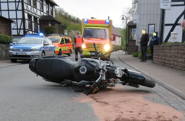 POL-HM: Verkehrsunfallflucht - Motorradfahrer schwer verletzt - Zeugenaufruf - Presseportal.de (Pressemitteilung)