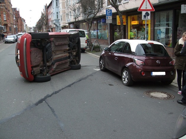 POL-HI: Verkehrsteilnehmerin streift mit Auto einen geparkten Pkw und landet auf der linken Fahrzeugseite