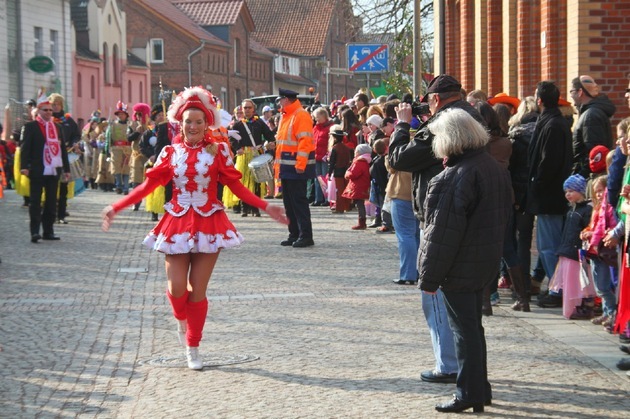 POL-HM: Ankündigung von Jugendschutz- und Verkehrskontrollen beim Karneval in Hess. Oldendorf