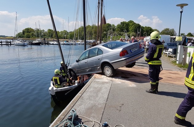 POL-HRO: Verkehrsunfall am Poeler Hafen - Unfallwagen trifft Traditionssegler