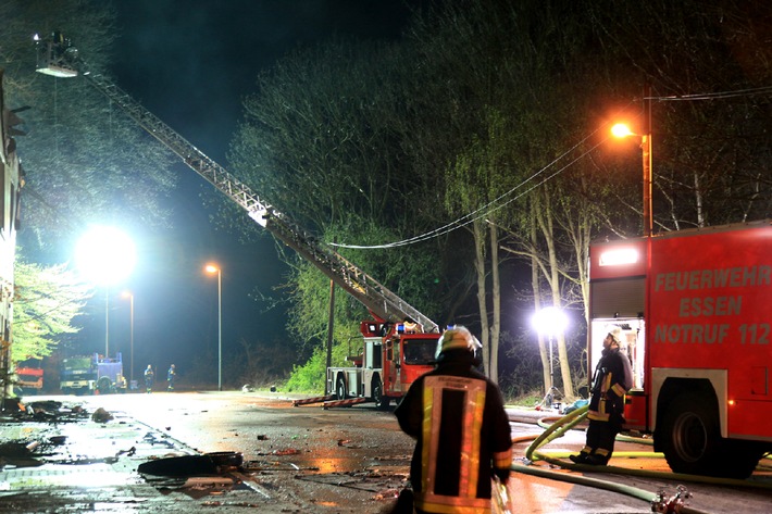 FW-E: Feuer in leer stehendem Wohn- und Geschäftshaus in Essen-Schonnebeck, keine Verletzten, Abschlussmeldung