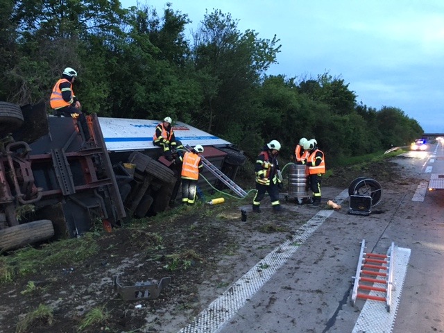 POL-HI: Verkehrsunfall auf der BAB A 7 Richtung Süd Fahrer durch Feuerwehr befreit. Auslaufender Diesel aufgefangen und Tank abgepumpt