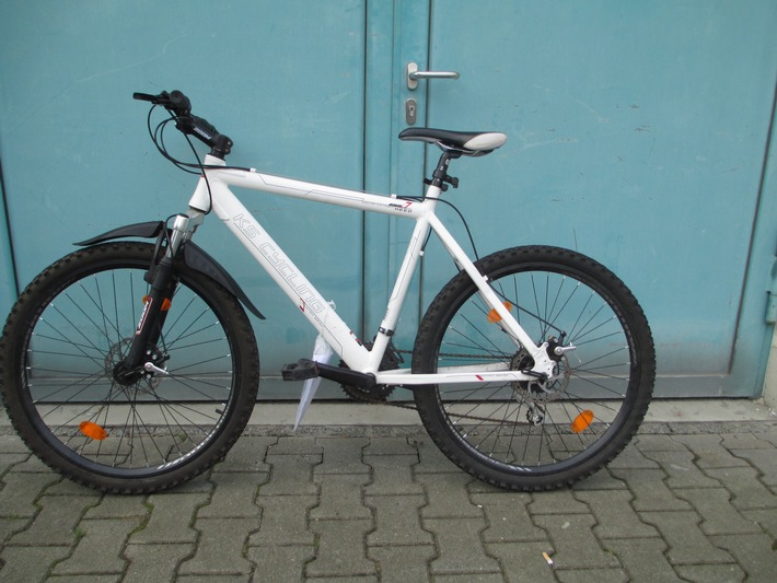 POL-DA: Lampertheim: Polizei schnappt Fahrraddiebe/ Wem fehlt sein weißes Mountainbike &quot;Heed&quot;?