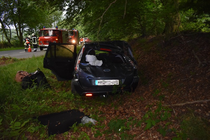 POL-HI: Mit Pkw überschlagen - junger Fahrzeugführer wird verletzt -