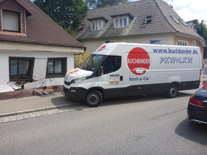 POL-FR: Hochschwarzwald, Titisee-Neustadt, OT Neustadt, Wilhelm-Stahl-Stra&szlig;e, Auslieferungsfahrzeug auf Abwegen mit glimpflichen Ausgang