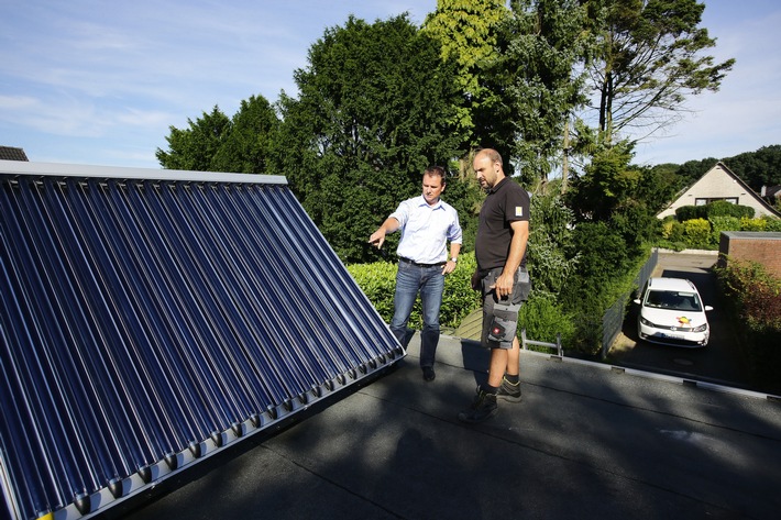 Neuer Online-Leitfaden: Schritt für Schritt zur Solarthermie / Bundesweiter Praxistest untersucht Solarthermie in 9 Haushalten / Erfahrungen von Verbrauchern online / Sonnenenergie senkt CO2-Ausstoß 