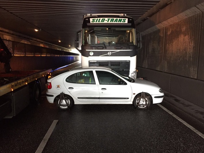 POL-NI: 79-jährige nimmt LKW-Fahrer die Vorfahrt und wird kurzfristig in ihrem PKW eingeklemmt.