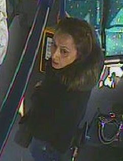 POL-PB: Seniorin im Bus bestohlen - Polizei sucht mit Foto nach verdächtiger Frau