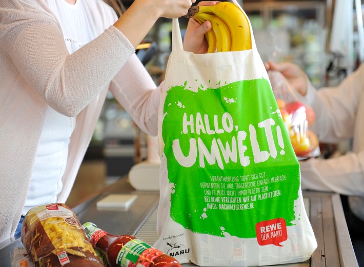 REWE verzichtet zukünftig auf Verkauf von Plastiktüten 