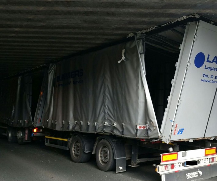 POL-NI: In der Eisenbahnunterführung stecken geblieben - Verkehr über Stunden blockiert