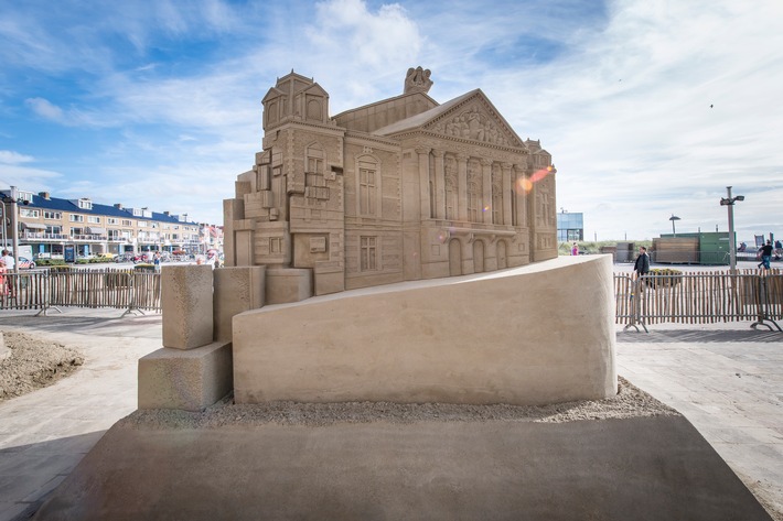 Bild zum Beitrag: 30 Tonnen Rembrandt: Sandige Kunstmeisterwerke an Hollands Küste / Sandskulpturen-EM in Zandvoort, noch bis 1. November zu besichtigen 
