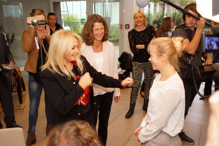 Bonnie Tyler besucht Ronald McDonald Haus München am Deutschen Herzzentrum 