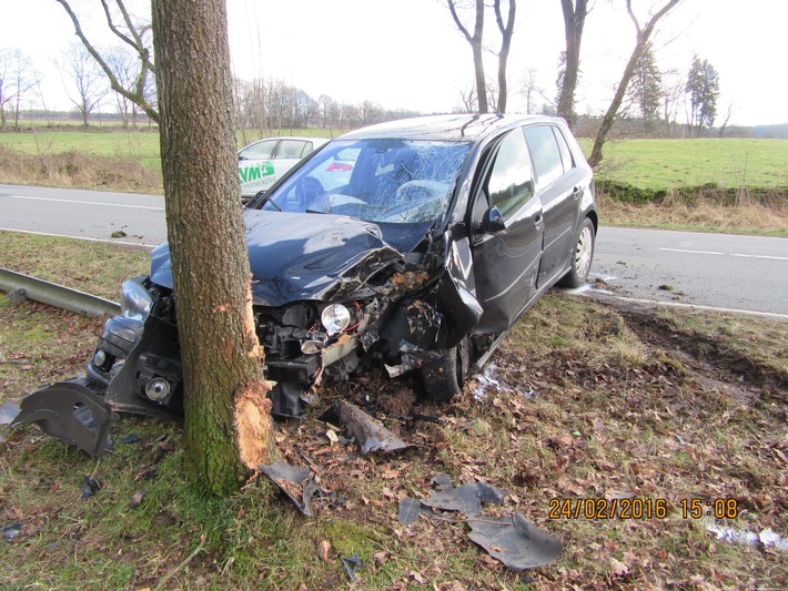 POL-HOL: Landesstraße 549;  Neuhaus Richtung Silberborn: Nach Überholvorgang am Baum gelandet - Fahrer leicht verletzt -