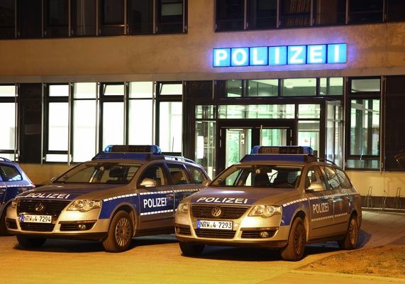 POL-REK: Fahrzeughöhe unterschätzt/ Brühl