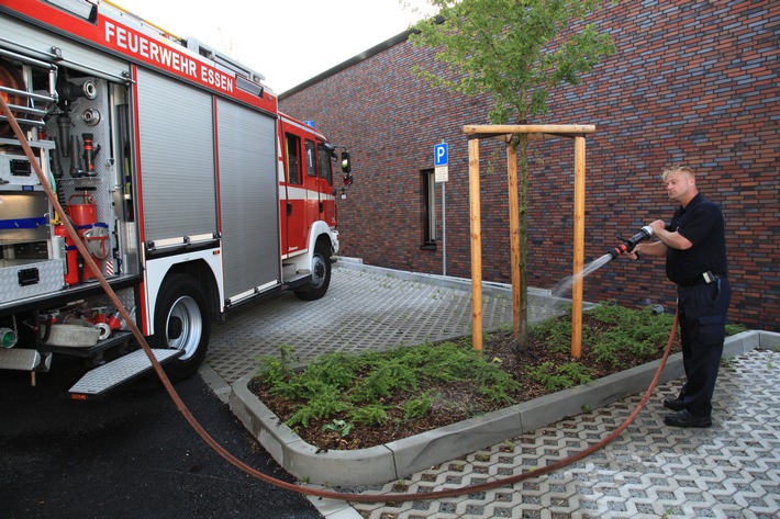 FW-E: Rote Autos, blaue Jungs und grüne Daumen Freiwillige Feuerwehr bewässert Jungbäume im Stadtgebiet