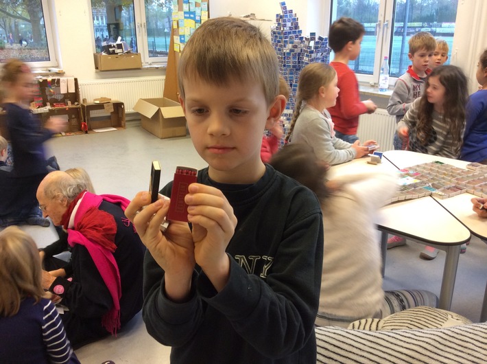 Bild zum Beitrag: Die Peter Gläsel Schule in Detmold lebt schon jetzt, was Finnland plant: Schulfächer abschaffen und Kinder aktiv am Lernprozess beteiligen 