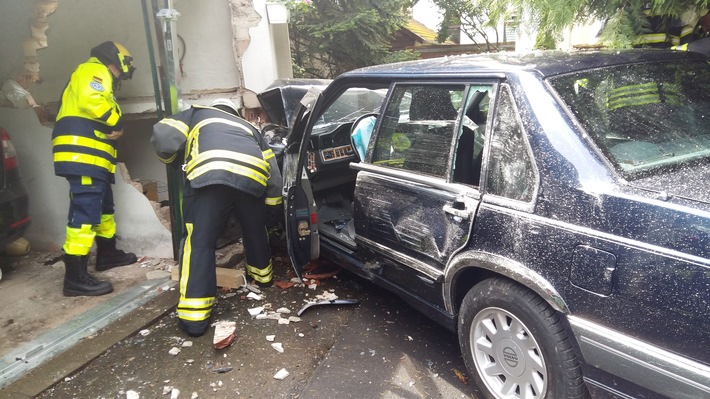 POL-HM: Volvo prallt gegen Garage - Feuerwehr und THW im Einsatz