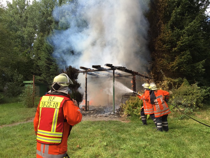 POL-HM: Holzhütte durch Brand zerstört