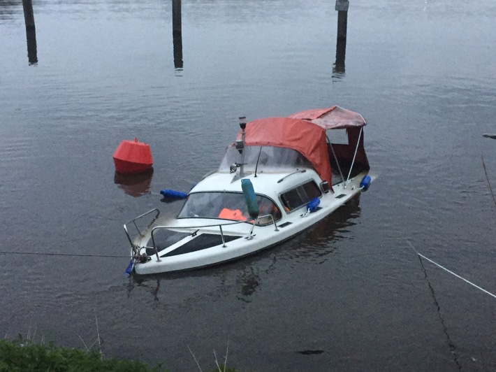 FW-E: Gekentertes Sportboot- Zwei Personen im Wasser