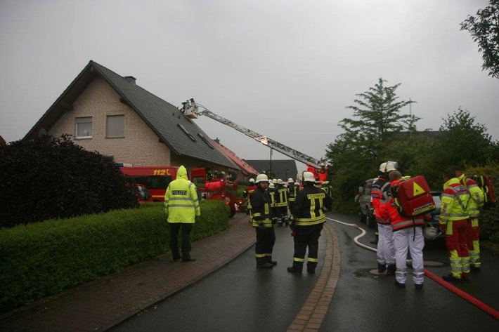 POL-HM: Wetterbedingte Einsätze am Abend - zwei Dachstuhlbrände durch Blitzeinschlag