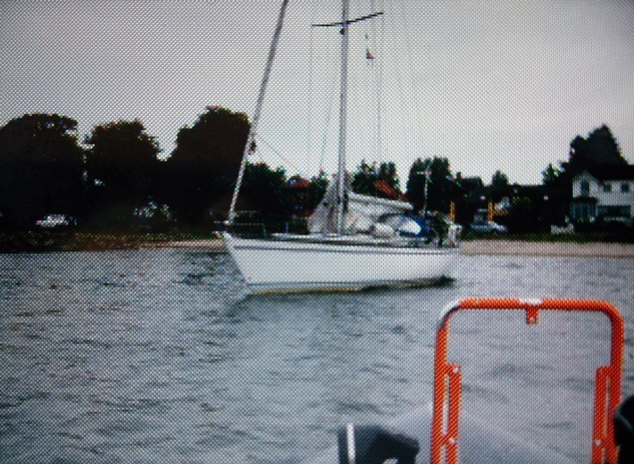 POL-FL: Eckernförde - Zeugenaufruf: angetriebene Segelyacht löst Seenotrettung und Ermittlungen der Wasserschutzpolizei aus