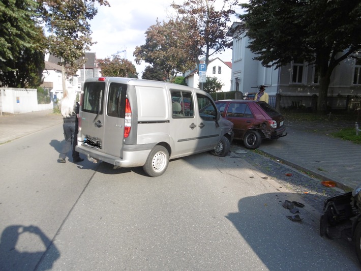 POL-NOM: Betrunkene Autofahrerin fÃ¤hrt vor der Polizeiwache in zwei geparkte Pkw