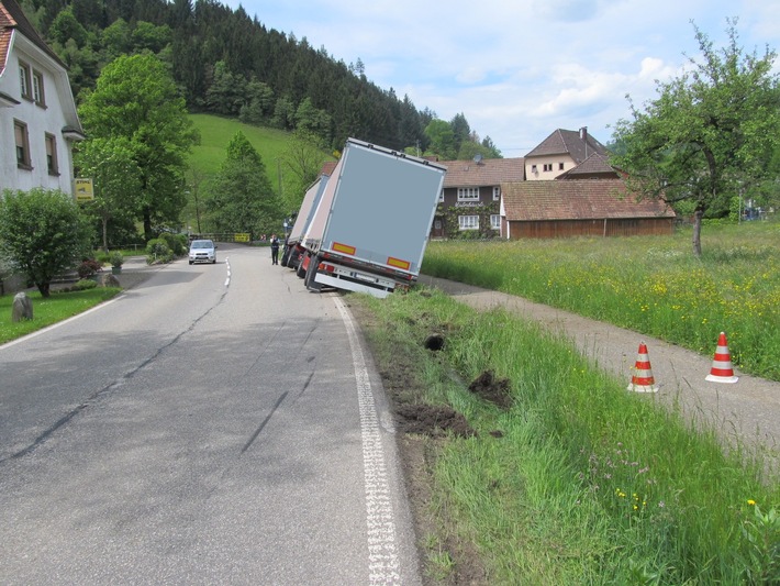 POL-FR: Simonswald: Lkw droht zu kippen / Waldkirch: Unter Drogeneinfluss