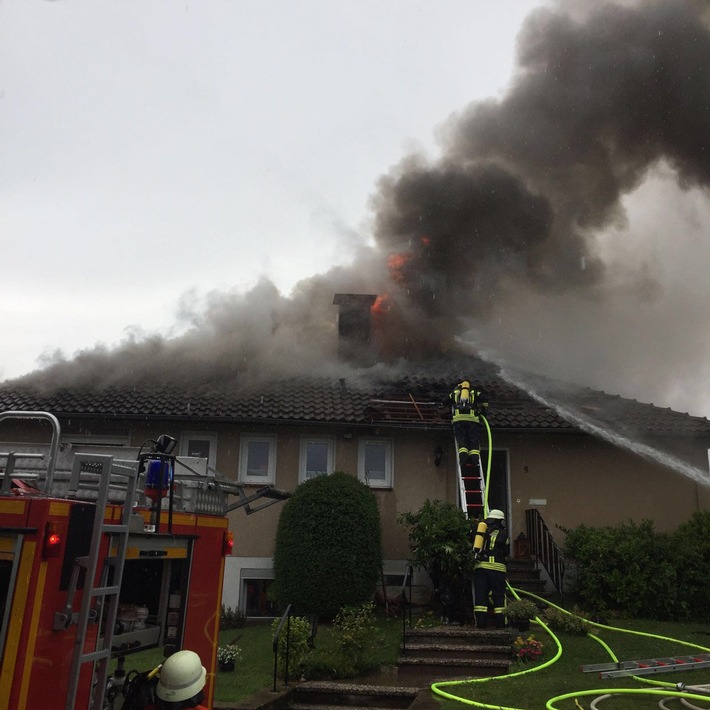 POL-HOL: Bodenwerder - Hakenberg:  Dachgeschoßbrand in einem Einfamilienhaus in Bodenwerder