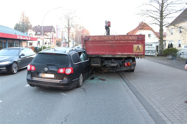 POL-GT: Auffahrunfall - 22-Jähriger hatte großes Glück