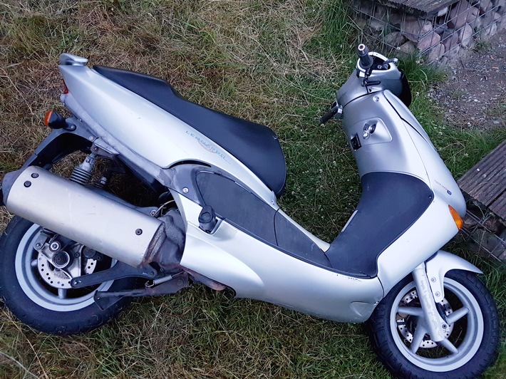 POL-HM: Nachtragsmitteilung zur Meldung "Sprengung eines Geldautomaten - T&auml;ter fl&uuml;chten mit Motorroller - Polizeihubschrauber zur Fahndung eingesetzt": Zeugenaufruf - wer kennt diesem Motorroller?