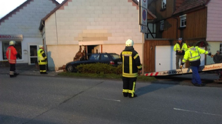 POL-NOM: Verkehrsunfall - Pkw in Hauswand