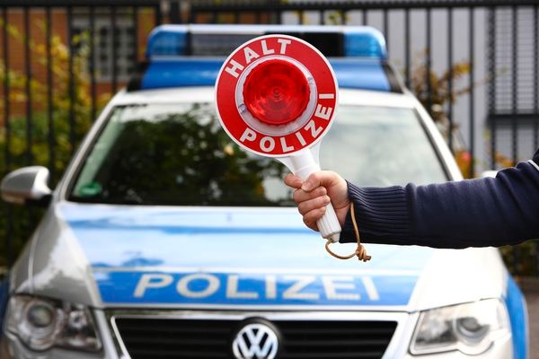 POL-REK: Bei Fluchtversuch vor der Polizei verletzt - Br&uuml;hl