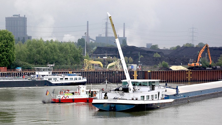 FW-E: Binnenschiff rei&szlig;t &Uuml;berlandleitung ab, Stromausf&auml;lle in mehreren Stadtteilen, mehrere Br&auml;nde in Elektroger&auml;ten