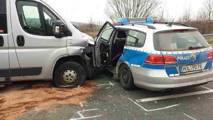 POL-HOL: Bundesstraße 64 - Umgehung Allersheim: Zusammenstoß mit Funkstreifenwagen - 25.000,-- EUR Sachschaden -