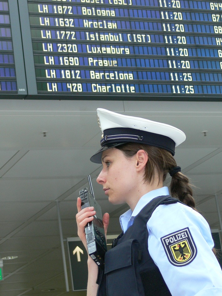 Bundespolizeidirektion München: Beleidigung von Bundespolizisten, Prostitution, Visaerschleichung - macht 8.000 Euro -Russin vom Erdinger Amtsgericht verurteilt-