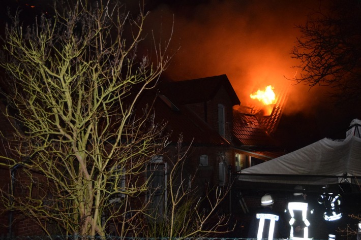 POL-NI: PKW-Brand greift auf Scheune und Wohnhaus über - 350.000 Euro Schaden Nachtrag: Foto vom Brandobjekt