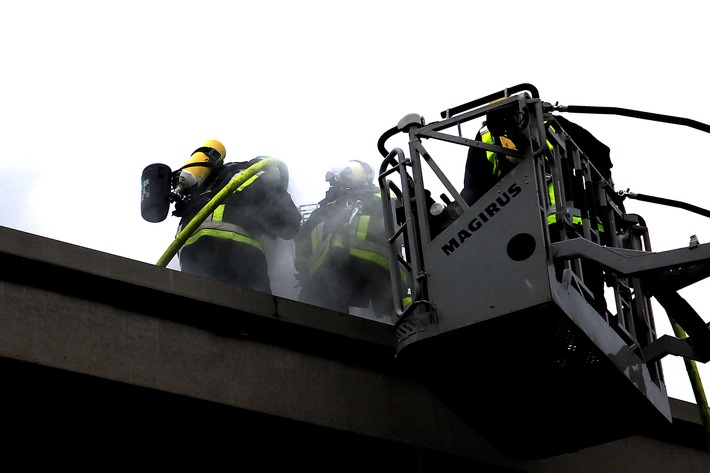 FW-E: Feuer in der Küche einer Imbissstube, 1 Mitarbeiter verletzt