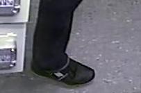 POL-NE: Polizei fahndet mit Fotos nach Supermarkträuber