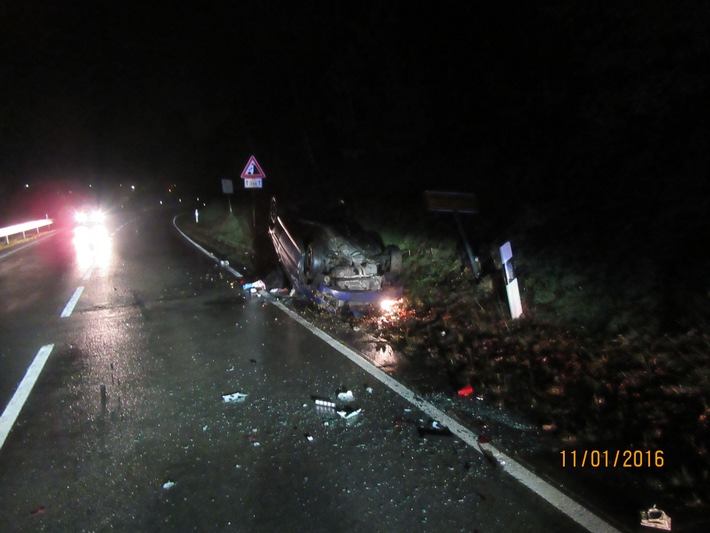 POL-HOL: Bundesstraße 497 - Ortseingang Mühlenberg: PKW auf dem Dach gelandet - Fahrer leicht verletzt - PKW Totalschaden -