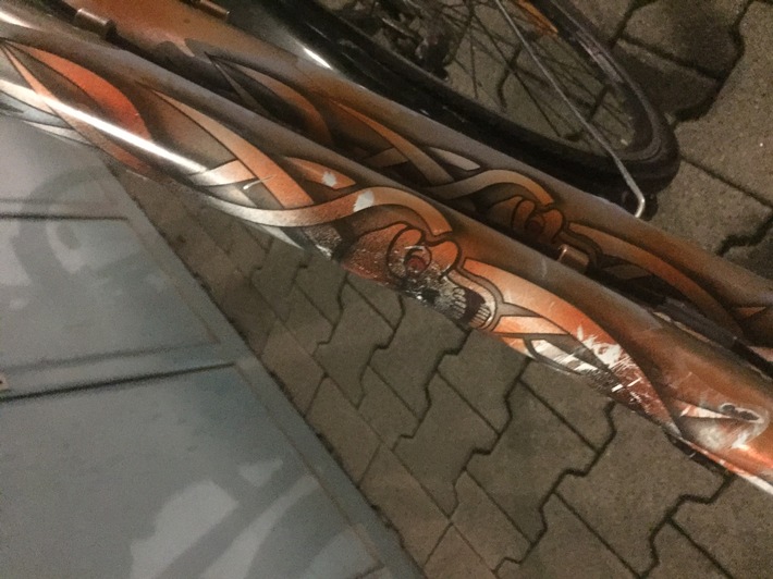 POL-DA: Lampertheim: Radfahrer lässt Fahrrad am Unfallort zurück und flüchtet / Polizei sucht mit Bildern nach dem Unfallverursacher