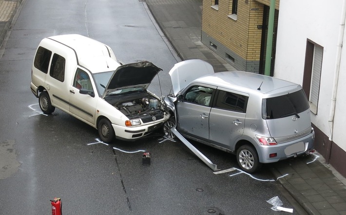 POL-DN: Mit Gegenverkehr zusammengestoßen