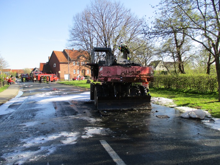 POL-HI: Söhlde: Technischer Defekt verursacht einen Brand an einem Bagger und löst einen Großeinsatz der Feuerwehr und des Landkreies aus