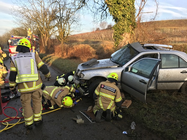 POL-FR: Seefelden/ Betberg - Pkw kollidiert mit Baum - Fahrer schwer verletzt