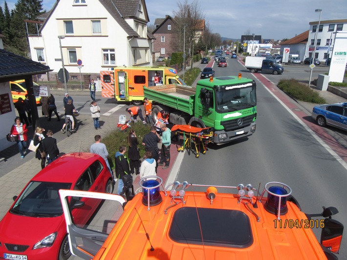 POL-HOL: Holzminden: Allersheimer Straße / Bergstraße: Radfahrer schwer verletzt - LKW beim Abbiegen mit Zweiradfahrer seitlich kollidiert -