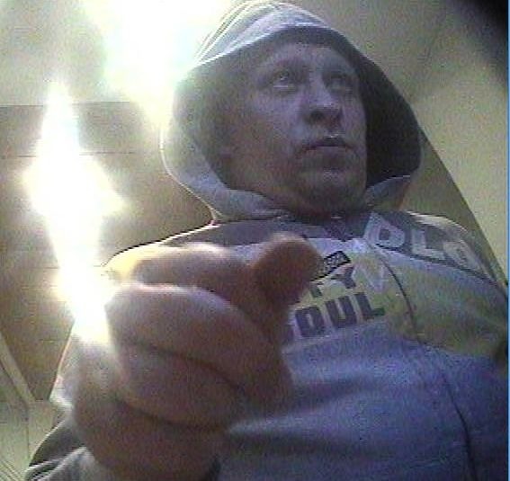 POL-PB: Nach Raubdelikt und illegalem Einsatz einer EC-Karte sucht die Polizei nach Tatverd&auml;chtigen